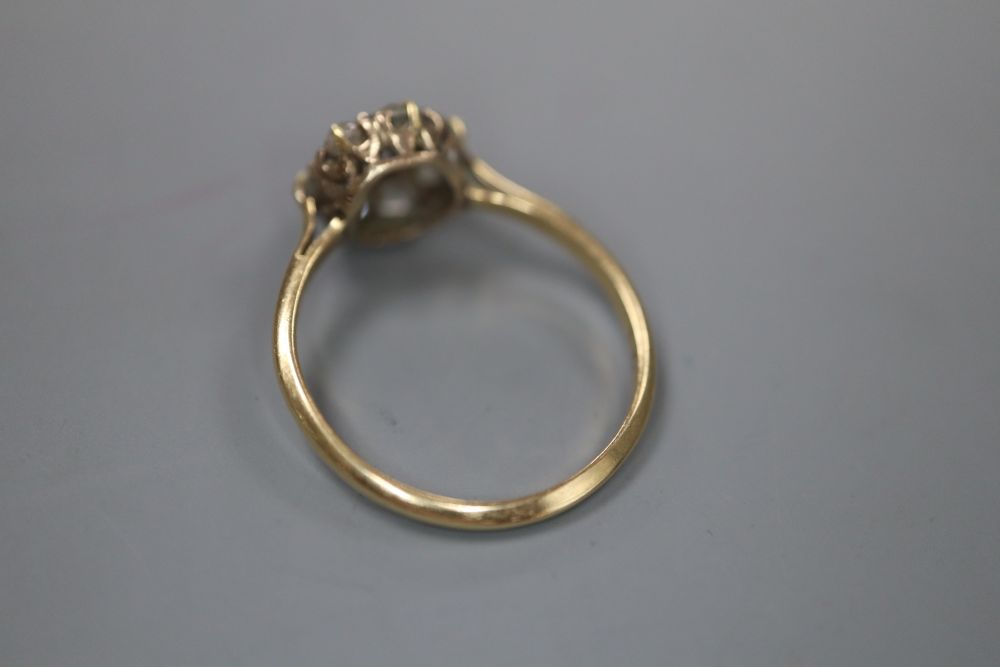 An early 20th century 18ct and old round cut diamond set cluster ring, size P, gross 2.2 grams.